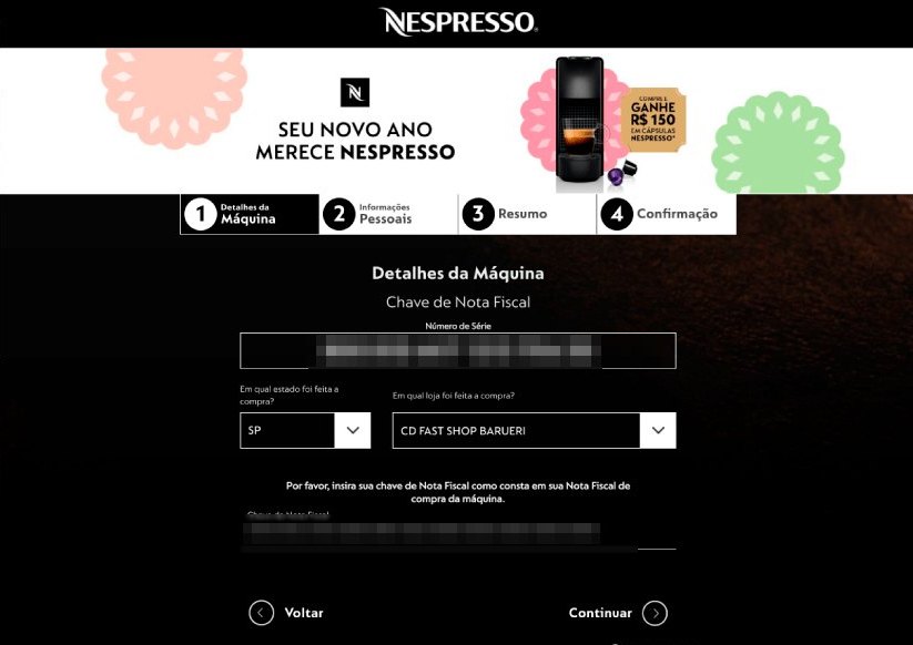 O passo 1 do cadastro da Nespresso Presente numa campanha de 2018, Detalhes da Máquina: número de série, estado e loja da compra e chave da nota fiscal. O número de série e a chave estão ocultos.
